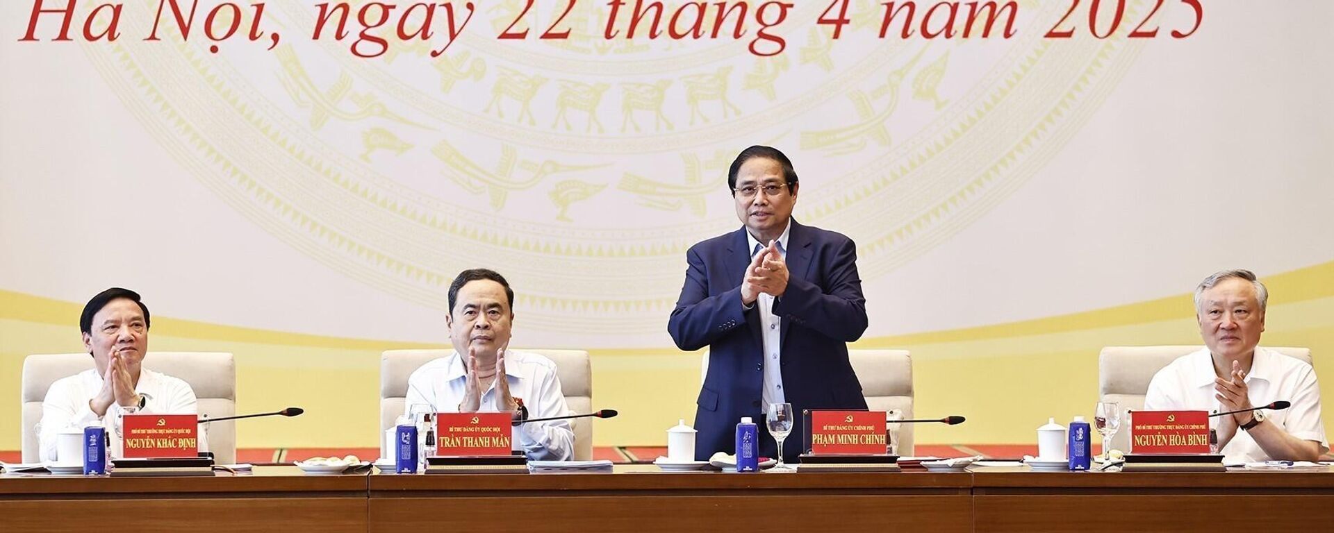Thủ tướng và Chủ tịch Quốc hội chủ trì Hội nghị về Kỳ họp thứ 9, Quốc hội khoá XV - Sputnik Việt Nam, 1920, 22.04.2025
