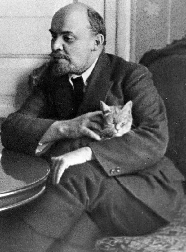 Vladimir Ilyich Lenin trong cuộc trò chuyện với phóng viên tờ báo Mỹ The World Lincoln Eyre tại căn hộ của ông ở Điện Kremlin Vladimir Ilyich Lenin trong cuộc trò chuyện với phóng viên tờ báo Mỹ The World Lincoln Eyre tại căn hộ của ông ở Điện Kremlin - Sputnik Việt Nam