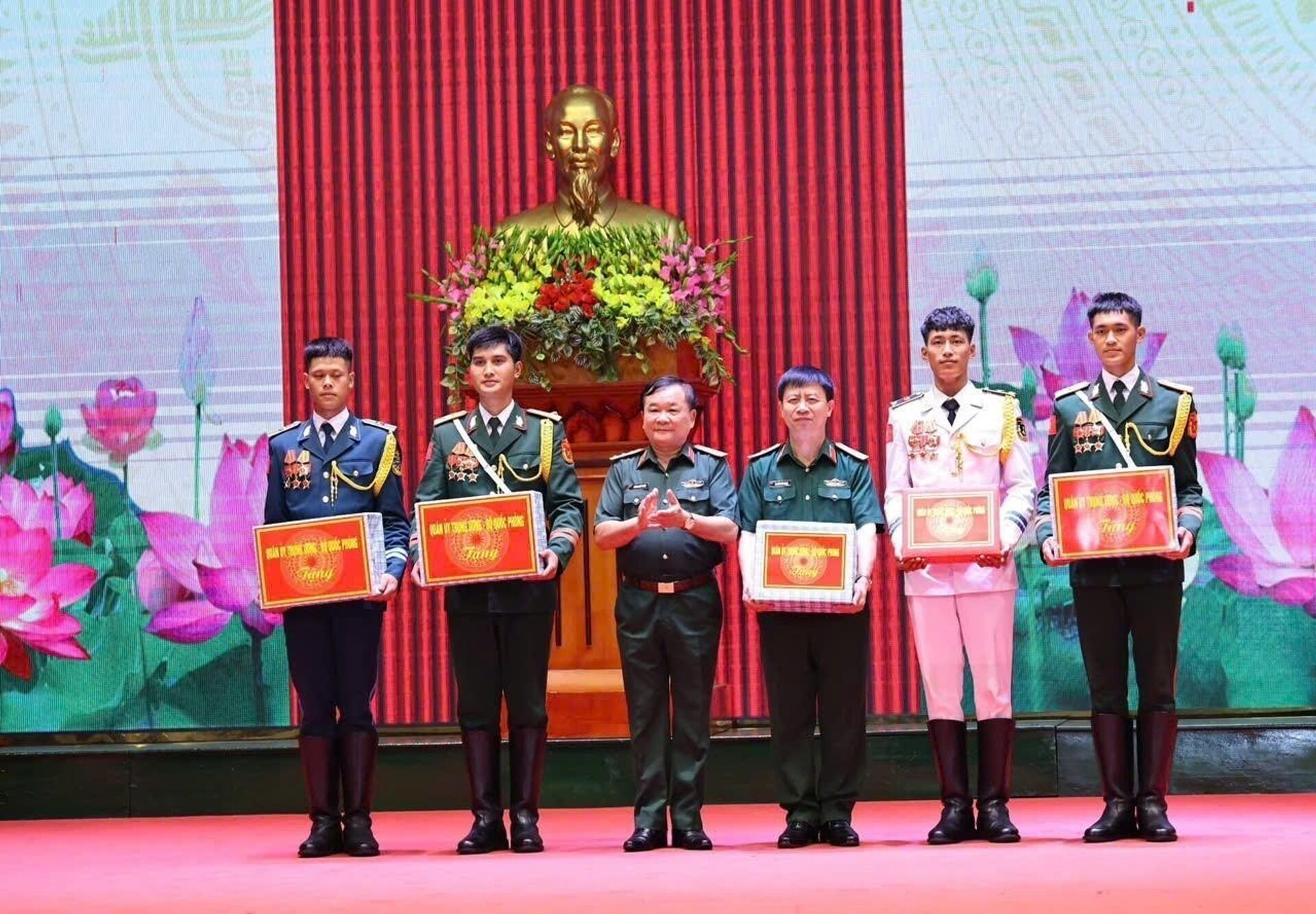 Giao nhiệm vụ cho lực lượng QĐND Việt Nam tham gia Lễ duyệt binh tại Nga - Sputnik Việt Nam, 1920, 22.04.2025