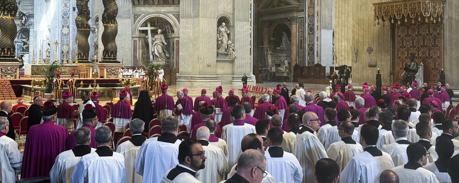 Lễ viếng Đức Giáo hoàng Francis tại Vương cung thánh đường Thánh Peter ở Vatican - Sputnik Việt Nam, 1920, 07.05.2025