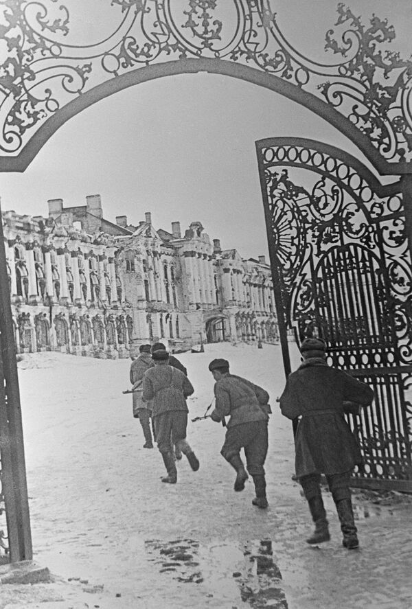 Trận chiến ở Tsarskoye Selo trên lãnh thổ Cung điện Ekatherina. Phá vỡ vòng vây Leningrad Trận chiến ở Tsarskoye Selo trên lãnh thổ Cung điện Ekatherina. Phá vỡ vòng vây Leningrad - Sputnik Việt Nam