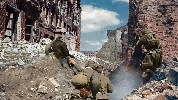 Hồng quân tiến qua đống đổ nát trong trận chiến phòng thủ ở Stalingrad - Sputnik Việt Nam