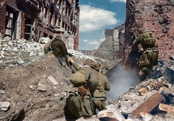 Hồng quân tiến qua đống đổ nát trong trận chiến phòng thủ ở Stalingrad Hồng quân tiến qua đống đổ nát trong trận chiến phòng thủ ở Stalingrad - Sputnik Việt Nam