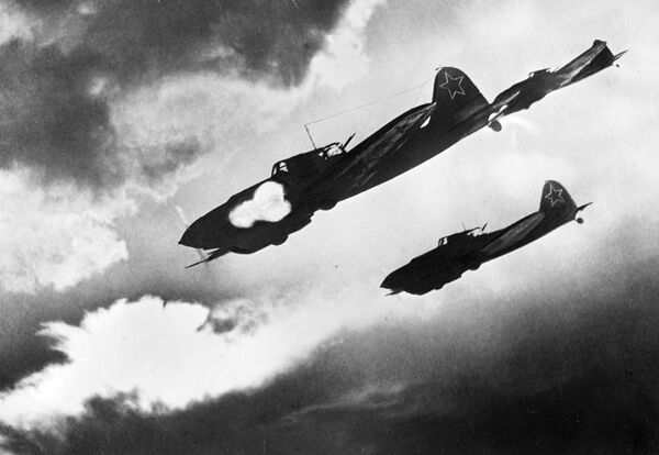 Phi công Liên Xô trên máy bay IL-2 tấn công đoàn quân địch. Vòng cung Kursk. Mặt trận Voronezh Phi công Liên Xô trên máy bay IL-2 tấn công đoàn quân địch. Vòng cung Kursk. Mặt trận Voronezh - Sputnik Việt Nam