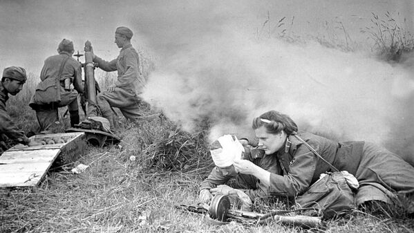 Nhân viên y tế của khẩu đội pháo 45 mm Anna Andreevna Sokolova (1922-07.08.1943) đang băng bó cho người lính bị thương trong trận chiến ở hướng Oryol-Kursk. Phía sau, kíp súng cối 82 mm thuộc đại đội súng cối của tiểu đoàn bộ binh số 3, trung đoàn bộ binh số 676, sư đoàn bộ binh số 15 đang khai hỏa; chỉ huy đội súng cối - Trung sĩ Abdurakhman Endolenovich Valeev (1914-28.07.1943) Nhân viên y tế của khẩu đội pháo 45 mm Anna Andreevna Sokolova (1922-07.08.1943) đang băng bó cho người lính bị thương trong trận chiến ở hướng Oryol-Kursk. Phía sau, kíp súng cối 82 mm thuộc đại đội súng cối của tiểu đoàn bộ binh số 3, trung đoàn bộ binh số 676, sư đoàn bộ binh số 15 đang khai hỏa; chỉ huy đội súng cối - Trung sĩ Abdurakhman Endolenovich Valeev (1914-28.07.1943) - Sputnik Việt Nam