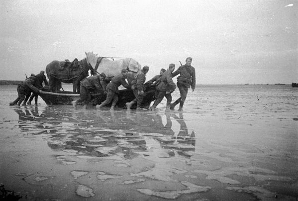 Cuối tháng 10 năm 1943, các đơn vị thuộc phương diện quân Ukraina 4 dưới sự chỉ huy của Tướng F. I. Tolbukhin đã phá vỡ tuyến phòng thủ kiên cố của địch trên sông Molochnaya, tiến đến hạ lưu sông Dnepr, chiếm được các tuyến tiếp cận Crưm và đến ngày 5 tháng 11 đã giải phóng gần như toàn bộ tả ngạn vùng Kherson Cuối tháng 10 năm 1943, các đơn vị thuộc phương diện quân Ukraina 4 dưới sự chỉ huy của Tướng F. I. Tolbukhin đã phá vỡ tuyến phòng thủ kiên cố của địch trên sông Molochnaya, tiến đến hạ lưu sông Dnepr, chiếm được các tuyến tiếp cận Crưm và đến ngày 5 tháng 11 đã giải phóng gần như toàn bộ tả ngạn vùng Kherson - Sputnik Việt Nam
