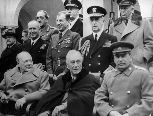 Thủ tướng Anh Winston Churchill, Tổng thống Hoa Kỳ Franklin Delano Roosevelt và Nguyên soái Liên Xô Joseph Vissarionovich Stalin (từ trái sang phải) trước khi bắt đầu một cuộc họp Thủ tướng Anh Winston Churchill, Tổng thống Hoa Kỳ Franklin Delano Roosevelt và Nguyên soái Liên Xô Joseph Vissarionovich Stalin (từ trái sang phải) trước khi bắt đầu một cuộc họp - Sputnik Việt Nam