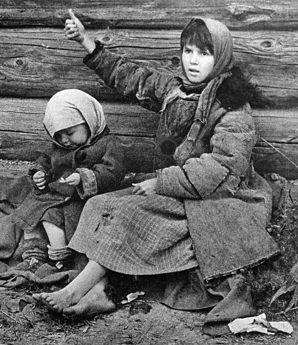 Giải phóng Belarus khỏi quân xâm lược Đức Quốc xã. Trẻ em được giải thoát khỏi sự giam cầm của Đức Giải phóng Belarus khỏi quân xâm lược Đức Quốc xã. Trẻ em được giải thoát khỏi sự giam cầm của Đức - Sputnik Việt Nam