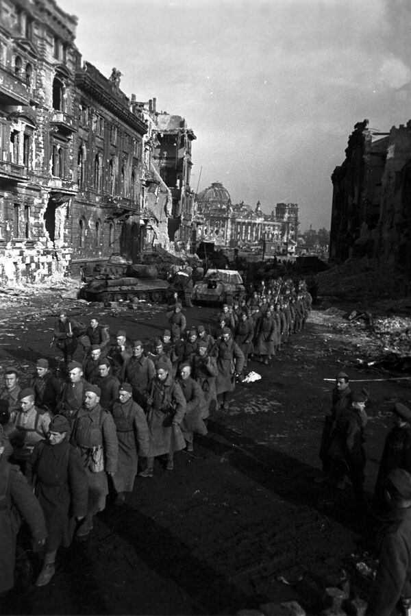 Chiến dịch tấn công chiến lược Berlin từ ngày 16 tháng 4 đến ngày 8 tháng 5 năm 1945. Tấn công Berlin. Đoàn chiến sĩ Hồng quân đang diễu hành ở Berlin gần Tòa nhà Quốc hội Chiến dịch tấn công chiến lược Berlin từ ngày 16 tháng 4 đến ngày 8 tháng 5 năm 1945. Tấn công Berlin. Đoàn chiến sĩ Hồng quân đang diễu hành ở Berlin gần Tòa nhà Quốc hội - Sputnik Việt Nam