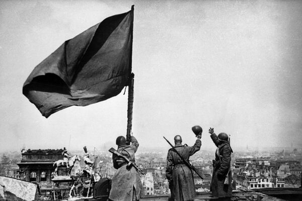 Chiến tranh vệ quốc vĩ đại 1941-1945. Cờ Liên Xô trên Tòa nhà Quốc hội Chiến tranh vệ quốc vĩ đại 1941-1945. Cờ Liên Xô trên Tòa nhà Quốc hội - Sputnik Việt Nam