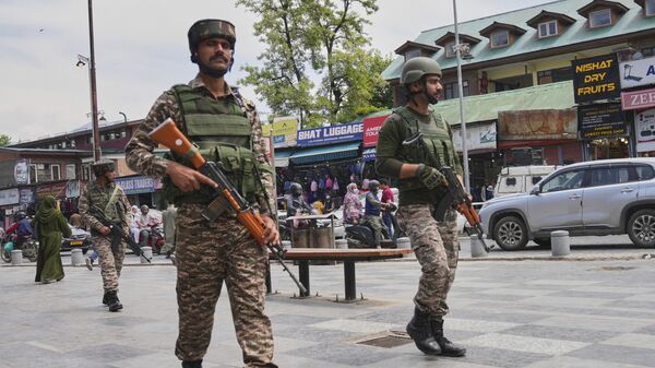 Quân lính tuần tra khu chợ đông đúc ở Srinagar, Kashmir - Sputnik Việt Nam