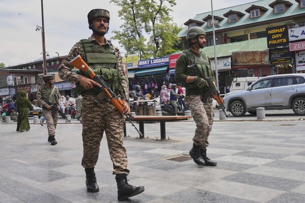 Quân lính tuần tra khu chợ đông đúc ở Srinagar, Kashmir - Sputnik Việt Nam