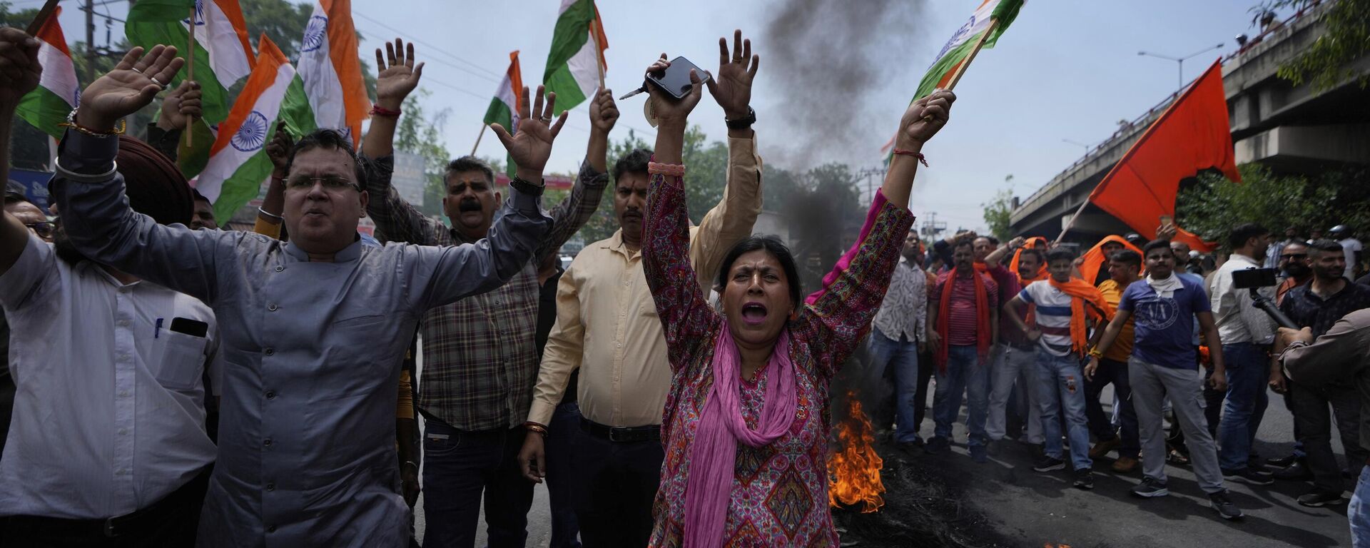 Người dân hô vang khẩu hiệu phản đối Pakistan trong cuộc biểu tình phản đối vụ tấn công khủng bố Pahalgam ở Jammu, Ấn Độ, thứ tư, ngày 23 tháng 4 năm 2025. (Ảnh AP/Channi Anand) - Sputnik Việt Nam, 1920, 25.04.2025