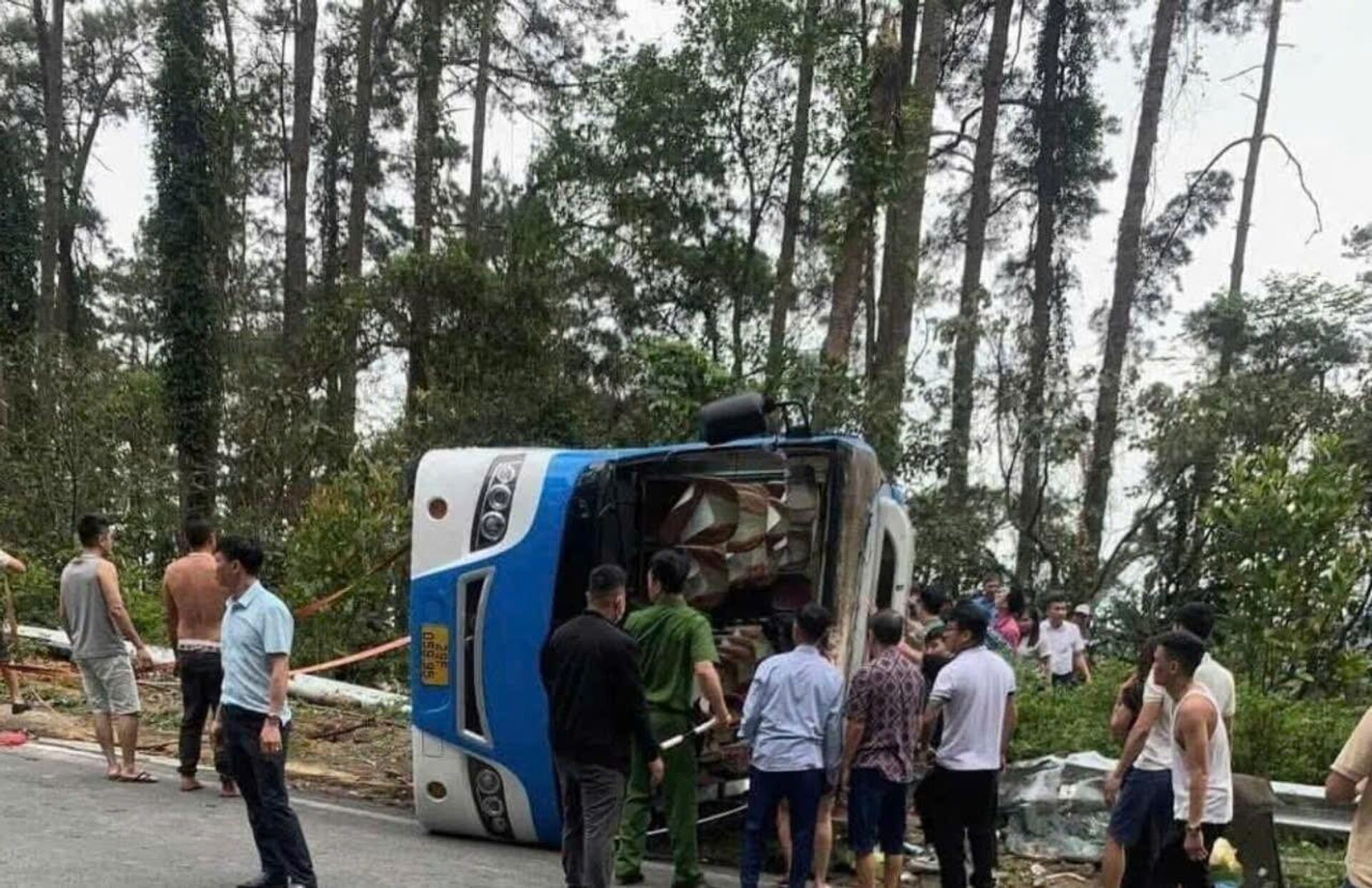 Vĩnh Phúc: Xe khách lật tại đường đèo Tam Đảo, nhiều người bị thương nặng Vĩnh Phúc: Xe khách lật tại đường đèo Tam Đảo, nhiều người bị thương nặng - Sputnik Việt Nam, 1920, 26.04.2025