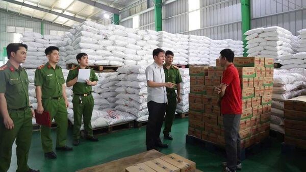 Đại tá Nguyễn Minh Tuấn - Giám đốc Công an tỉnh Phú Thọ (áo xám) - trực tiếp đến hiện trường chỉ đạo vụ việc. - Sputnik Việt Nam