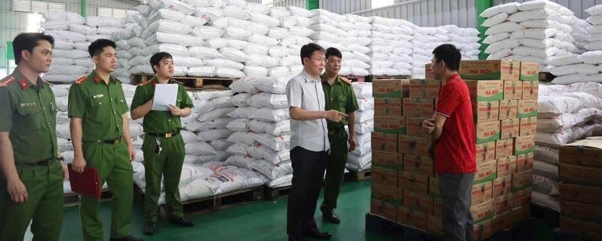 Đại tá Nguyễn Minh Tuấn - Giám đốc Công an tỉnh Phú Thọ (áo xám) - trực tiếp đến hiện trường chỉ đạo vụ việc. - Sputnik Việt Nam, 1920, 28.04.2025