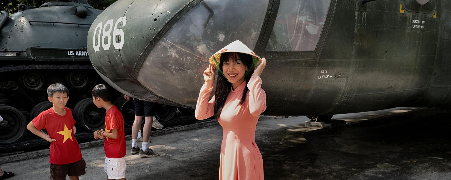 Người dân Việt Nam bên chiếc trực thăng chiến lợi phẩm của Quân đội Hoa Kỳ trong lễ kỷ niệm 50 năm ngày kết thúc Chiến tranh Việt Nam tại Thành phố Hồ Chí Minh - Sputnik Việt Nam, 1920, 28.04.2025