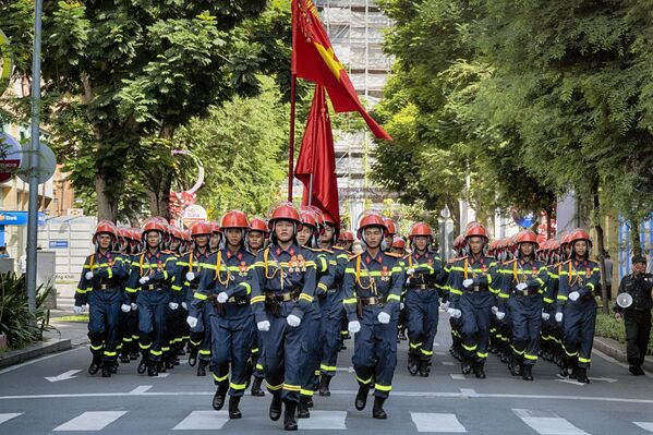 Lính cứu hỏa Việt Nam diễu hành trên phố trong buổi tổng duyệt kỷ niệm 50 năm ngày kết thúc Chiến tranh Việt Nam tại Thành phố Hồ Chí Minh - Sputnik Việt Nam