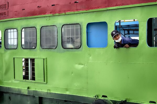 Người công nhân bến phà nhìn ra sông Sài Gòn, Thành phố Hồ Chí Minh, Việt Nam - Sputnik Việt Nam