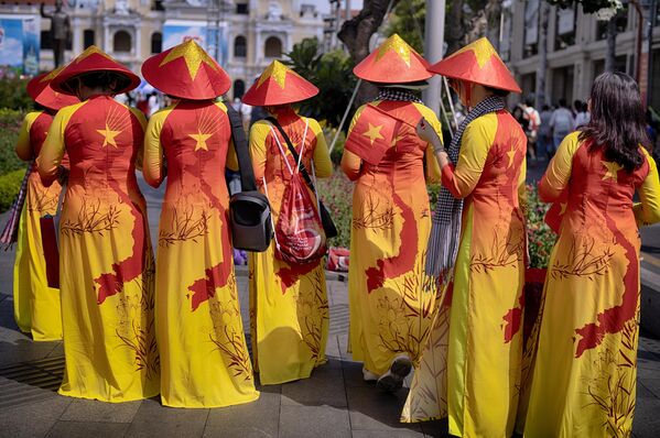 Những người phụ nữ mặc trang phục dân tộc truyền thống đi dạo qua trung tâm Thành phố Hồ Chí Minh trong lễ kỷ niệm 50 năm ngày kết thúc Chiến tranh Việt Nam - Sputnik Việt Nam