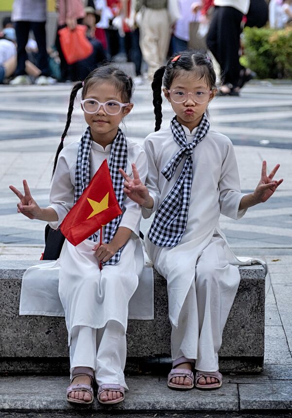 Cặp song sinh tạo dáng trong lễ kỷ niệm 50 năm ngày kết thúc Chiến tranh Việt Nam tại Thành phố Hồ Chí Minh - Sputnik Việt Nam