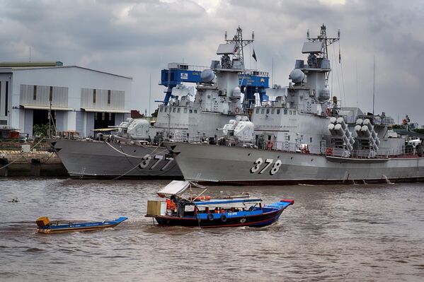 Tàu thủy đi ngang qua tàu hải quân Việt Nam trên sông Sài Gòn ở Thành phố Hồ Chí Minh trong lễ kỷ niệm 50 năm ngày kết thúc Chiến tranh Việt Nam - Sputnik Việt Nam