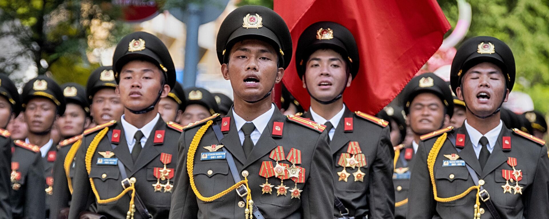 Các quân nhân Việt Nam diễu hành trên phố trong buổi tổng duyệt cho lễ kỷ niệm 50 năm kết thúc Chiến tranh Việt Nam tại Thành phố Hồ Chí Minh - Sputnik Việt Nam, 1920, 14.08.2025