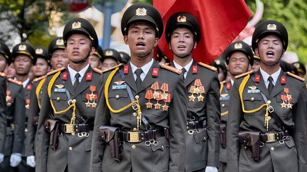 Các quân nhân Việt Nam diễu hành trên phố trong buổi tổng duyệt cho lễ kỷ niệm 50 năm kết thúc Chiến tranh Việt Nam tại Thành phố Hồ Chí Minh - Sputnik Việt Nam