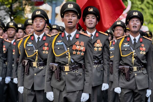 Các quân nhân Việt Nam diễu hành trên phố trong buổi tổng duyệt cho lễ kỷ niệm 50 năm kết thúc Chiến tranh Việt Nam tại Thành phố Hồ Chí Minh - Sputnik Việt Nam