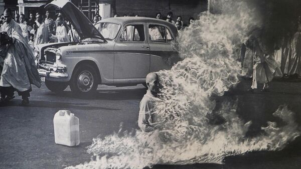 Hòa thượng Thích Quảng Đức tự thiêu giữa đại lộ Phan Đình Phùng - Lê Văn Duyệt (nay là đường Nguyễn Đình Chiểu - Cách Mạng Tháng 8, quận 3, TP HCM). - Sputnik Việt Nam