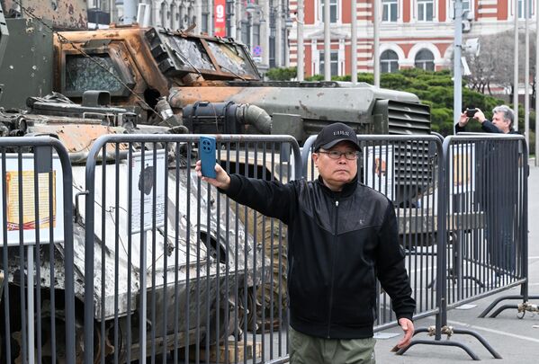 Khách tham quan tại triển lãm thiết bị thu giữ được từ Hoa Kỳ, Thổ Nhĩ Kỳ, Thụy Điển, Anh và Ukraina từ khu vực hoạt động quân sự đặc biệt ở Vladivostok - Sputnik Việt Nam