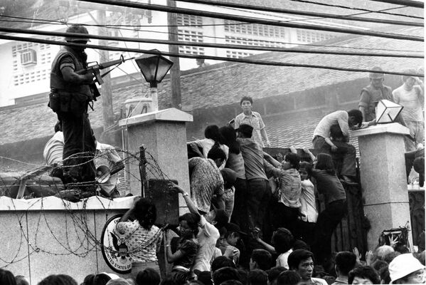 Đám đông người Việt trèo tường đại sứ quán Hoa Kỳ ở Sài Gòn Đám đông người Việt trèo tường đại sứ quán Hoa Kỳ ở Sài Gòn - Sputnik Việt Nam