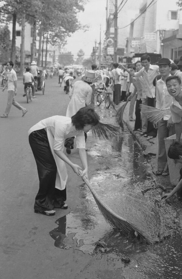 Học sinh giúp dọn dẹp đường phố Sài Gòn sau chiến thắng của quân giải phóng và sự đầu hàng vô điều kiện của Nam Việt Nam Học sinh giúp dọn dẹp đường phố Sài Gòn sau chiến thắng của quân giải phóng và sự đầu hàng vô điều kiện của Nam Việt Nam - Sputnik Việt Nam