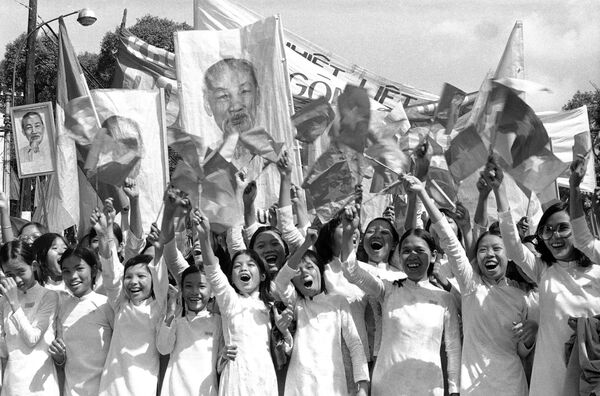 Nữ sinh Sài Gòn mang theo chân dung Chủ tịch Hồ Chí Minh Nữ sinh Sài Gòn mang theo chân dung Chủ tịch Hồ Chí Minh - Sputnik Việt Nam