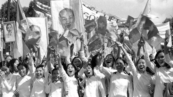 Nữ sinh Sài Gòn mang theo chân dung Chủ tịch Hồ Chí Minh - Sputnik Việt Nam