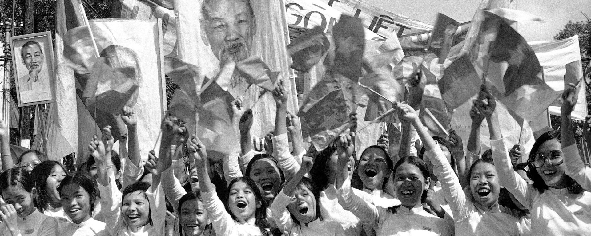 Nữ sinh Sài Gòn mang theo chân dung Chủ tịch Hồ Chí Minh - Sputnik Việt Nam, 1920, 30.04.2025