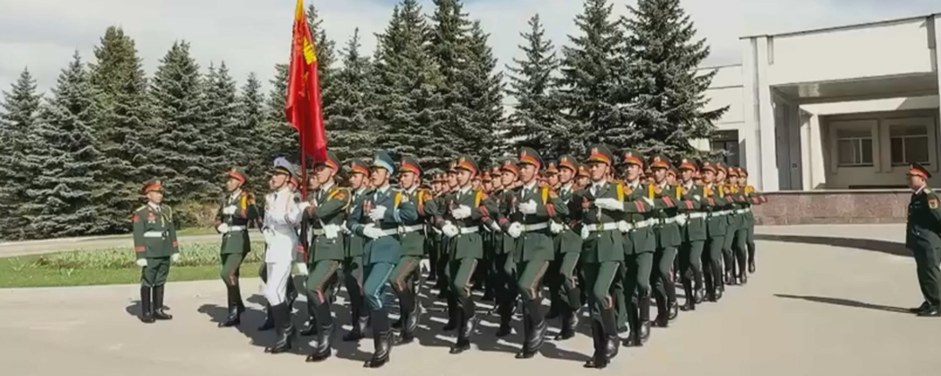Dưới nhịp điệu Katyusha. Các chiến sĩ Quân đội Nhân dân Việt Nam đang tích cực tập luyện cho lễ diễu binh Ngày Chiến thắng tại Moskva  - Sputnik Việt Nam, 1920, 29.04.2025