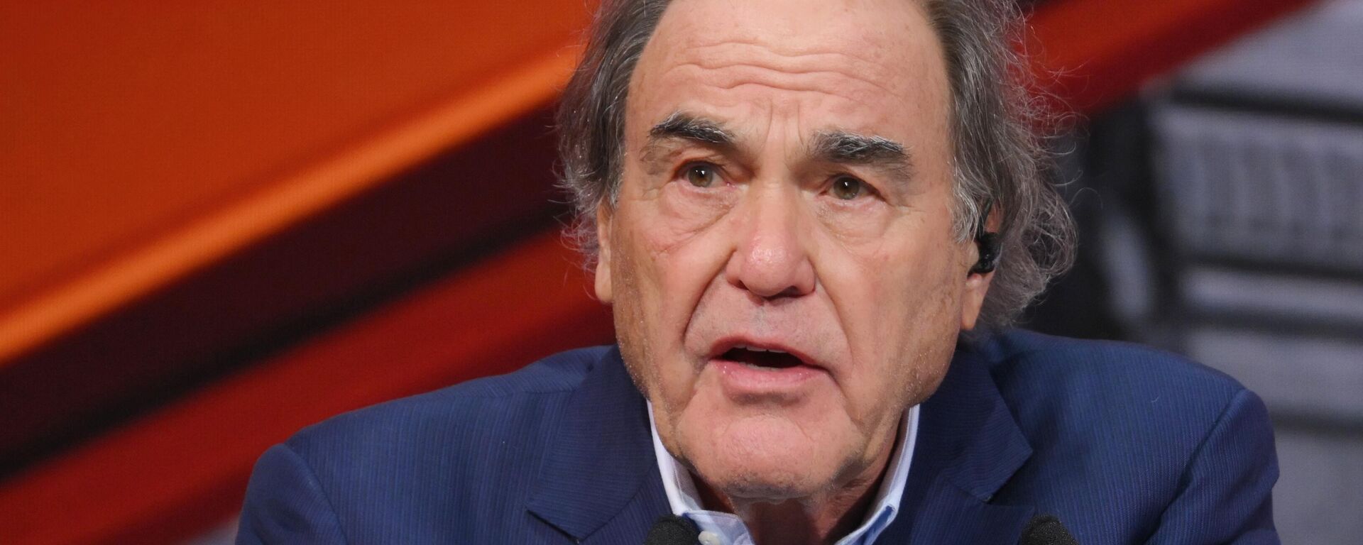 Đạo diễn người Mỹ Oliver Stone phát biểu tại cuộc thi marathon giáo dục liên bang Kiến thức. Tiên phong - Sputnik Việt Nam, 1920, 30.04.2025