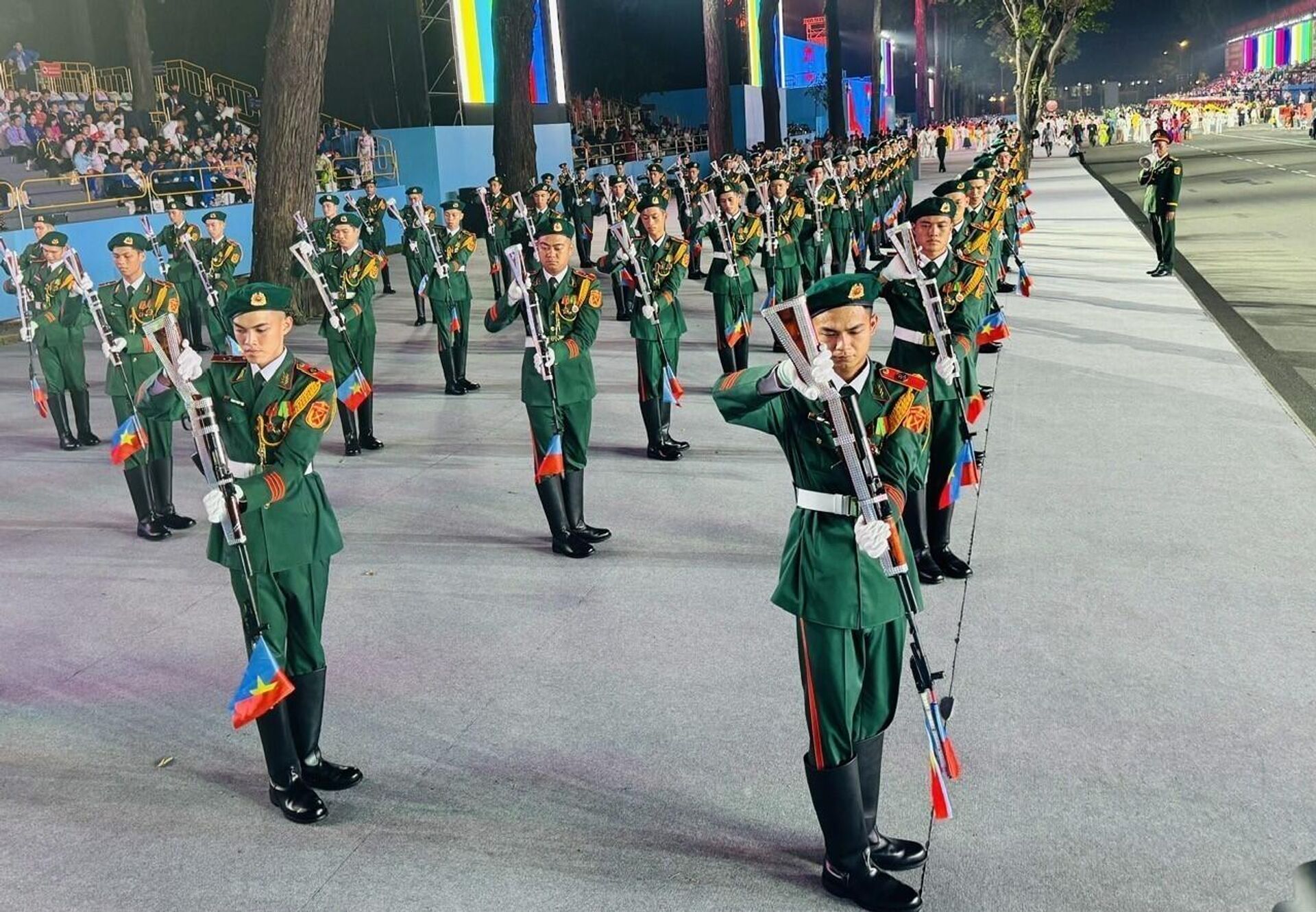 Các khối diễu binh chuẩn bị vào vị trí.

 - Sputnik Việt Nam, 1920, 30.04.2025