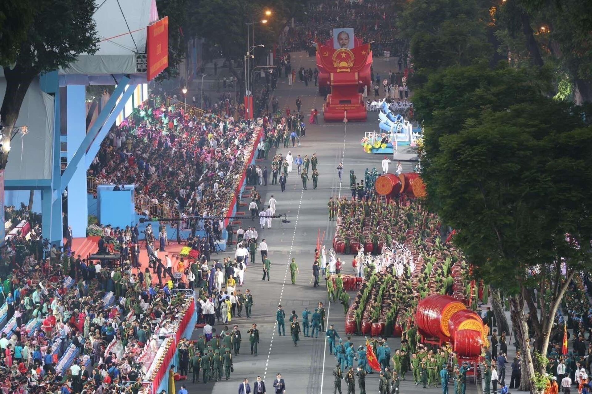 Toàn cảnh khu vực khán đài, đường diễu hành, diễu binh sáng 30/4/2025. - Sputnik Việt Nam, 1920, 30.04.2025