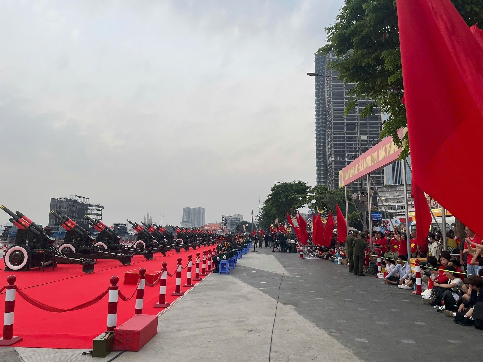 Dàn đại bác khai hỏa. - Sputnik Việt Nam, 1920, 30.04.2025