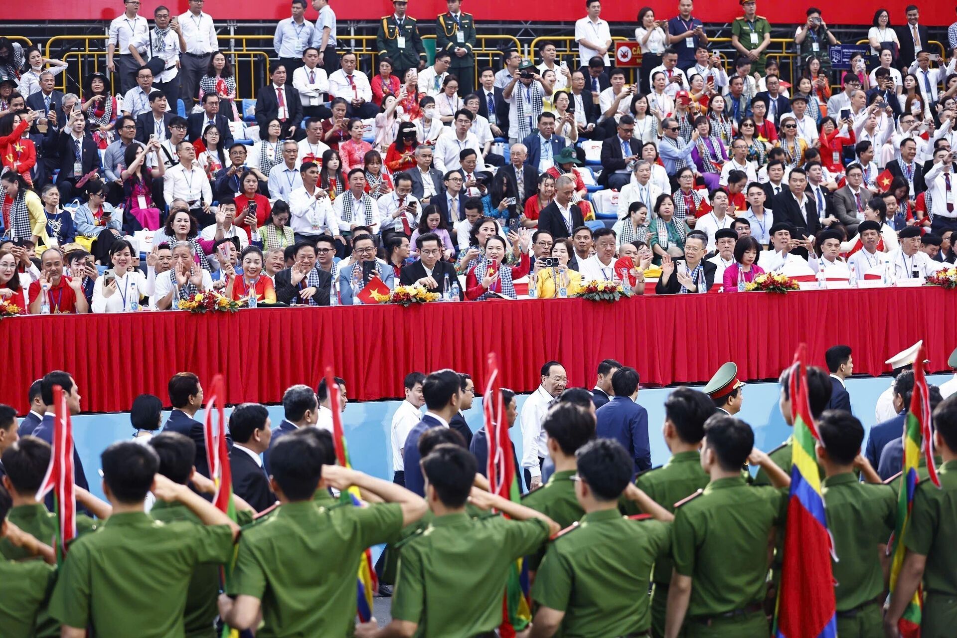 Các khu vực khán đài đã đông đúc đại biểu, khách mời đến dự lễ - Sputnik Việt Nam, 1920, 30.04.2025