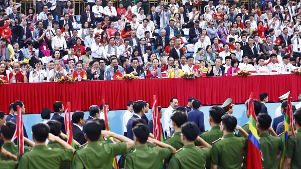 Các khu vực khán đài đã đông đúc đại biểu, khách mời đến dự lễ - Sputnik Việt Nam