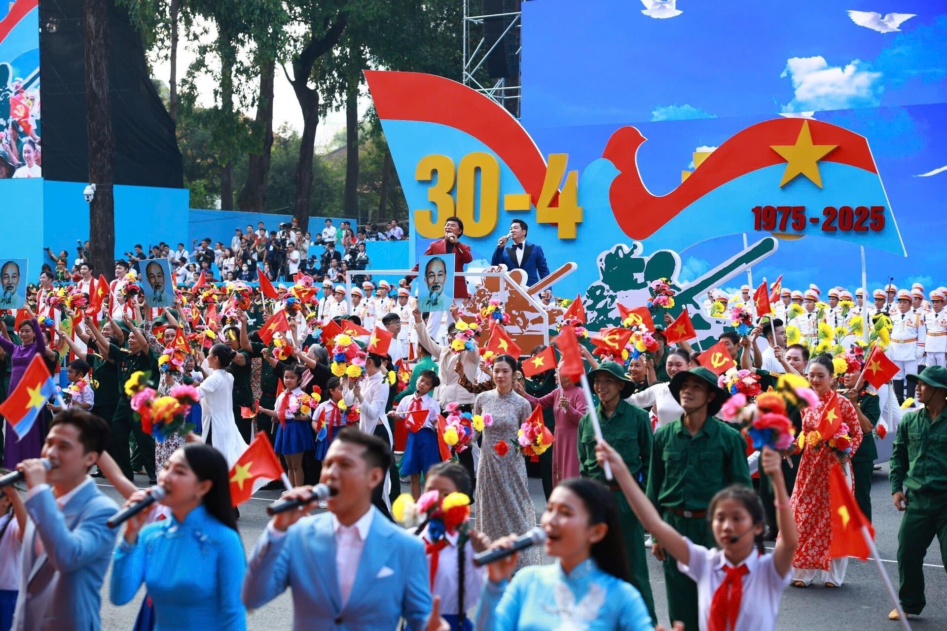 Chương trình văn nghệ tại lễ kỷ niệm Chương trình văn nghệ tại lễ kỷ niệm - Sputnik Việt Nam, 1920, 30.04.2025