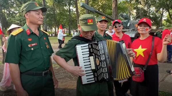 Tiếng phong cầm của Cựu chiến binh Phạm Thành Đô: Khúc quân hành bất tử tại Dinh Độc Lập - Sputnik Việt Nam