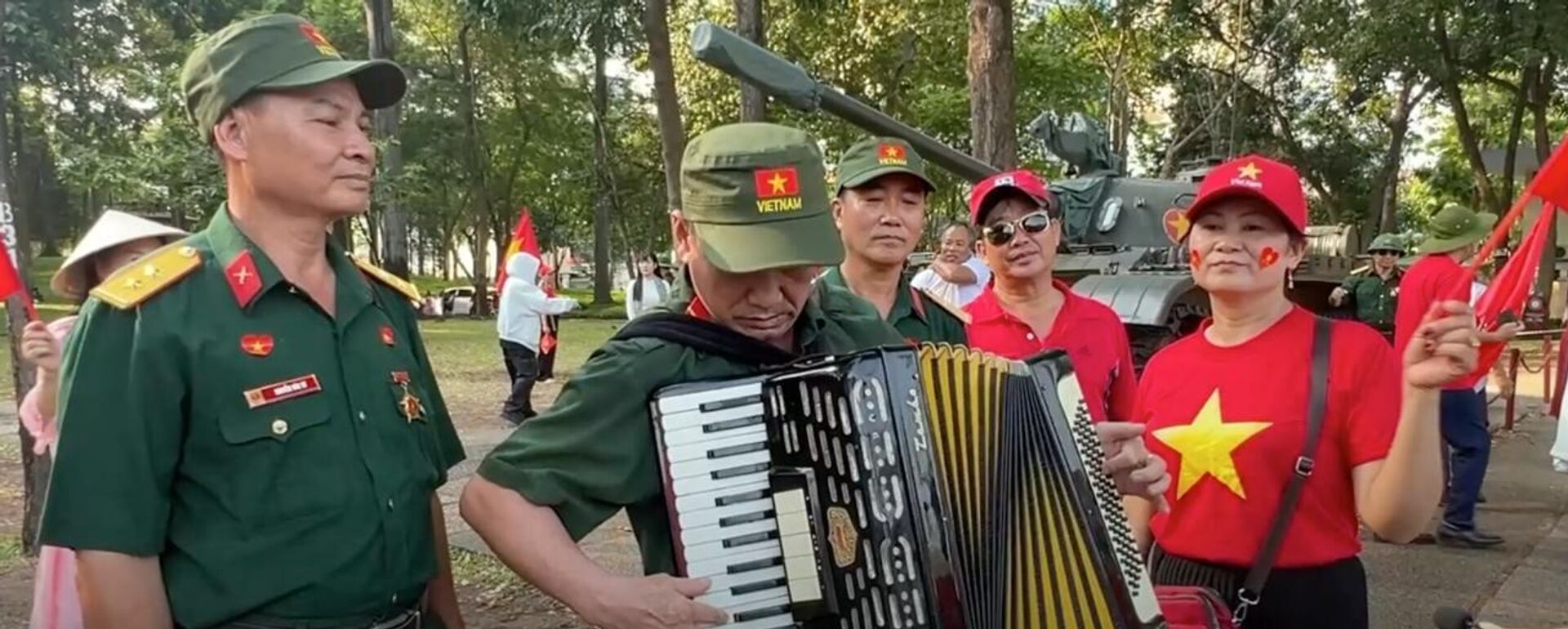 Tiếng phong cầm của Cựu chiến binh Phạm Thành Đô: Khúc quân hành bất tử tại Dinh Độc Lập - Sputnik Việt Nam, 1920, 30.04.2025