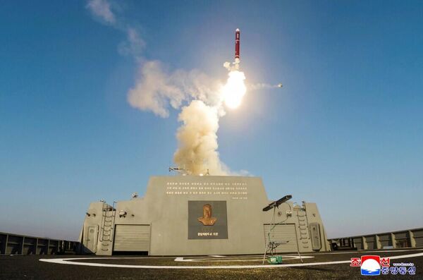 Bắc Triều Tiên kiểm tra vũ khí trên tàu khu trục đa năng mới &quot;Choe Hyon&quot; và Kim Jong-un theo dõi quá trình thử nghiệm - Sputnik Việt Nam