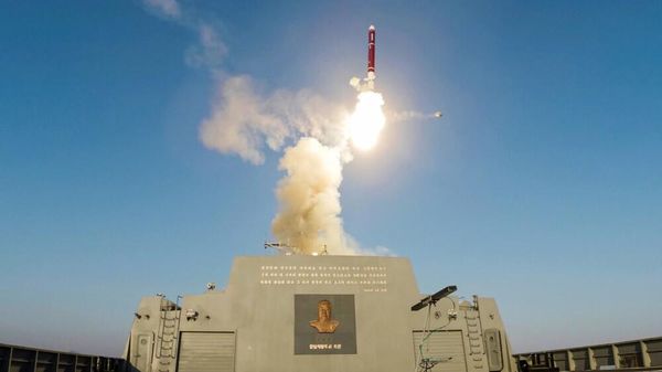 Bắc Triều Tiên kiểm tra vũ khí trên tàu khu trục đa năng mới Choe Hyon và Kim Jong-un theo dõi quá trình thử nghiệm - Sputnik Việt Nam