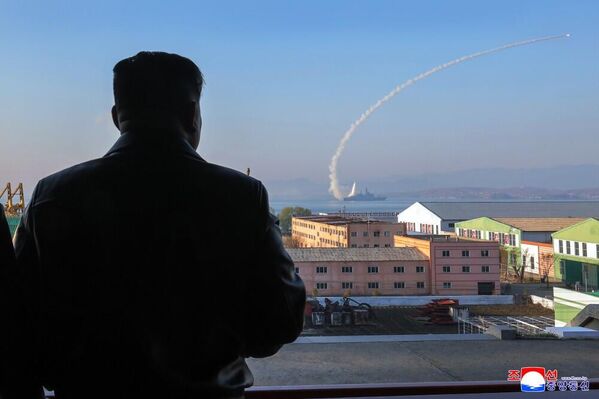 Bắc Triều Tiên kiểm tra vũ khí trên tàu khu trục đa năng mới &quot;Choe Hyon&quot; và Kim Jong-un theo dõi quá trình thử nghiệm - Sputnik Việt Nam