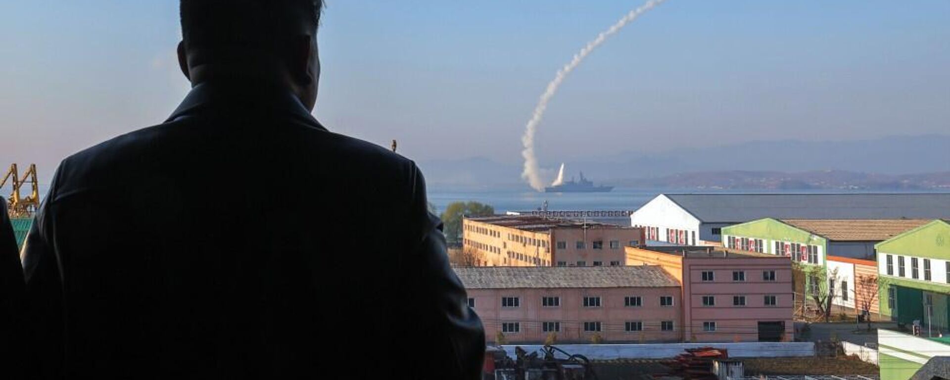 Bắc Triều Tiên kiểm tra vũ khí trên tàu khu trục đa năng mới Choe Hyon và Kim Jong-un theo dõi quá trình thử nghiệm - Sputnik Việt Nam, 1920, 30.04.2025
